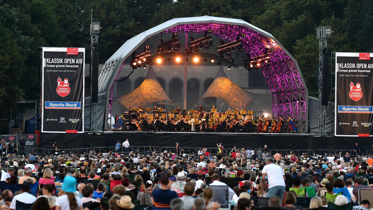 Sie lieben auch den Aufritt auf der ganz großen Bühne: die Nürnberger Symphoniker, hier beim Klassik Open Air 2018 im Luitpoldhain.