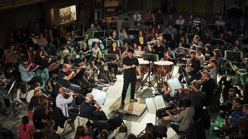 Vom ersten Auftritt in der zerbombten Sebalduskirche bis zum zeitgemäßen Community-Konzert mit Beethovens Neunter Sinfonie und Chefdirigent Kahchun Wong führte ein weiter Weg. Die Nürnberger Symphoniker sind ihn gegangen.