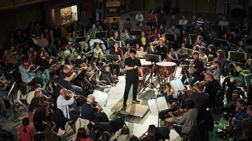 Das Community-Konzert "Beethoven@Mittendrin!" versammelt Musiker, Publikum und Chöre rund um Beethovens Neunte Sinfonie und Chefdirigent Kahchun Wong. Das geht natürlich nur ohne Social Distancing, deshalb ist das Konzert auch erst für den 12. Mai 2022 terminiert.
Das Community-Konzert "Beethoven@Mittendrin!" versammelt Musiker, Publikum und Chöre rund um Beethovens Neunte Sinfonie und Chefdirigent Kahchun Wong. Das geht natürlich nur ohne Social Distancing, deshalb ist das Konzert auch erst für den 12. Mai 2022 terminiert.