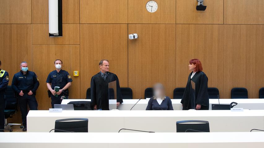 Susanne G. (sitzend, Mitte) muss sich vor dem Oberlandesgericht München derzeit wegen der Vorbereitung einer schweren staatsgefährdenden Gewalttat verantworten. Sie wird von Wolfgang Nahrath (3.v.r.) und Nicole Schneiders (r.) verteidigt, die bereits im NSU-Prozess Angeklagte vertreten haben.
Susanne G. (sitzend, Mitte) muss sich vor dem Oberlandesgericht München derzeit wegen der Vorbereitung einer schweren staatsgefährdenden Gewalttat verantworten. Sie wird von Wolfgang Nahrath (3.v.r.) und Nicole Schneiders (r.) verteidigt, die bereits im NSU-Prozess Angeklagte vertreten haben.