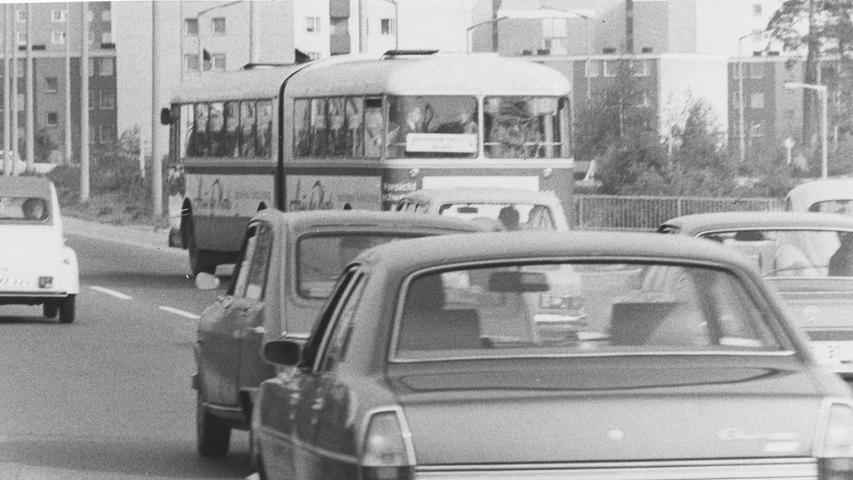 Zu oft pochen Busfahrer, wie hier an der Münchener/Bauernfeindstraße, auf ihr Recht beim Einfädeln in den fließenden Verkehr und verursachen so oft gefährliche Situationen. Hier geht es zum Kalenderblatt vom 29. Mai 1971: Ende der Schonzeit für Autofahrer. 