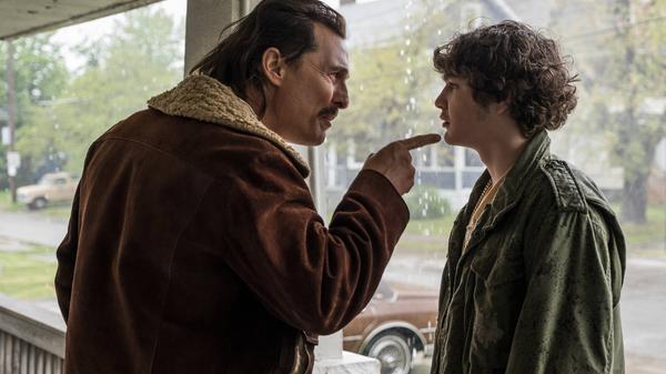 In White Boy Rock stellt US-Star Matthew McConaughey einmal mehr seine Wandlungsfähigkeit unter Beweis. Das 2018 erschienene Sozialdrama über den Drogenhändler Richard "White Boy Rick" Wershe ist ab 4. Juni bei Prime Video gelistet.