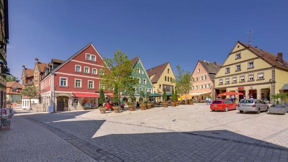 Wieder Autos in der "Guten Stube":  In der Stadtratssitzung am 27. April 2021 wurde die Änderung der Verkehrssituation auf dem Rother Marktplatz beschlossen.
