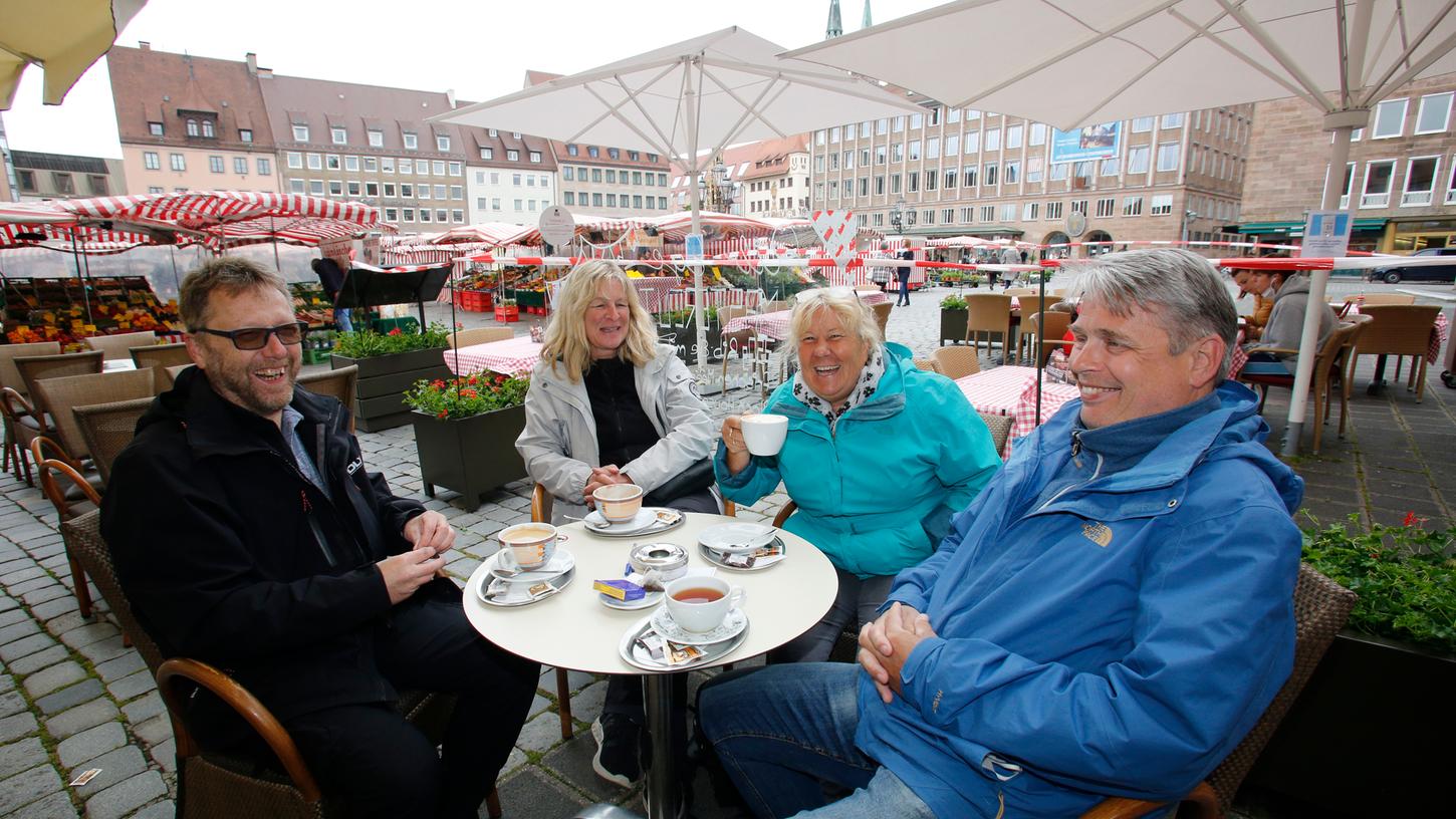 Endlich wieder draußen sitzen: Uschi Fuß und Claudia Freiberg gönnen sich mit ihren Männern eine Kaffeepause im Freien.