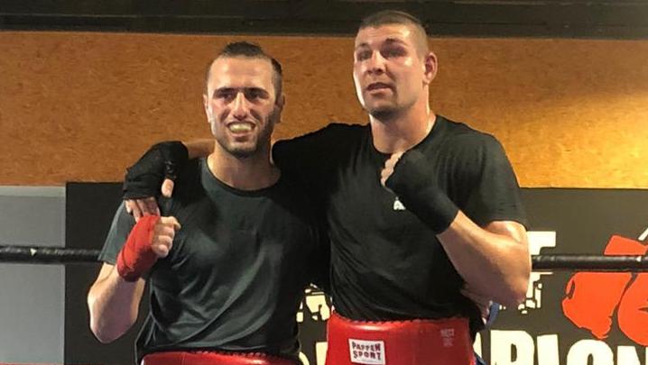Perfekter Sparringspartner: Deutschlands Nummer eins im Mittelgewicht, Vincent Feigenbutz (rechts), forderte Marten Arsumanjan im Training aufs Äußerste.
Perfekter Sparringspartner: Deutschlands Nummer eins im Mittelgewicht, Vincent Feigenbutz (rechts), forderte Marten Arsumanjan im Training aufs Äußerste.