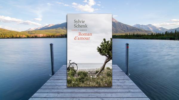 Und wie autobiografisch ist jetzt das Ganze? Schriftsteller mögen diese Frage nicht so gern, oft geht sie am Ziel vorbei, bitte erst mal die Literatur wirken zu lassen. Genau über dieses Spannungsfeld Autor–Publikum hat die Deutsch-Französin Sylvie Schenk einen raffinierten Kurzroman geschrieben. "Roman d’amour" ist ein Roman im Roman über einen Roman – so weit, so klar? Darin interviewt eine Journalistin eine Schriftstellerin über ihre Neuerscheinung, die dramatisch verlaufende Liebesgeschichte einer Frau mit einem verheirateten Mann. Bald geht es ans Eingemachte, verschwimmen Figuren mit Erinnerungen und, ja, auch Sylvie Schenks Leben… Eine Erzählung übers Lieben, noch viel mehr aber übers Schreiben. (Hanser, 18 Euro) Isabel Lauer