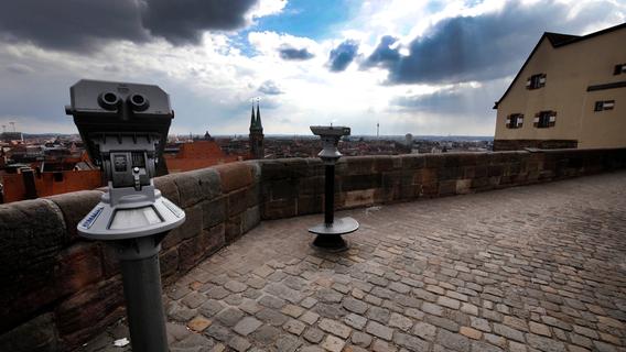 Die Aussichtsplattform der Nürnberger Kaiserburg ist verwaist. Nach Nürnberg zieht es aktuell kaum Touristen, aber die Nachfrage steigt.  