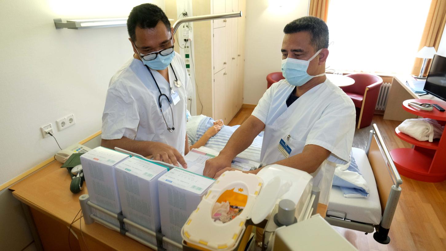 Auch diese zwei kürzlich aus dem Ausland rekrutierten Pflegekräfte zählen zu den 7000 Beschäftigten und 1000 Servicemitarbeitern des Klinikums Nürnberg, die jetzt einen zweiten "Corona-Bonus" bekommen sollen. Auch diese zwei kürzlich aus dem Ausland rekrutierten Pflegekräfte zählen zu den 7000 Beschäftigten und 1000 Servicemitarbeitern des Klinikums Nürnberg, die jetzt einen zweiten "Corona-Bonus" bekommen sollen.