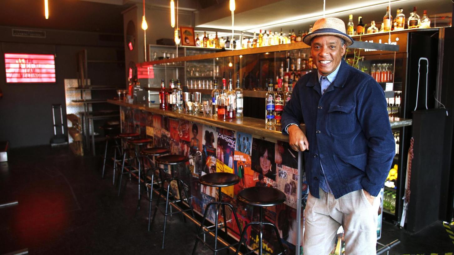 Terence Paris serviert in der Original Bar in der Klaragasse jamaikanisches Soulfood und landestypische Getränke.