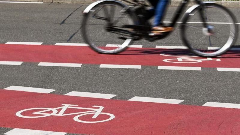 In der Innenstadt von Karlsruhe fährt ein Radfahrer auf einem Fahrradstreifen. In der Innenstadt von Karlsruhe fährt ein Radfahrer auf einem Fahrradstreifen.