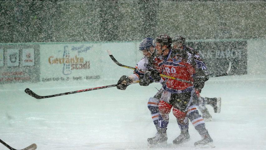 Wer blickt denn da noch durch? Bei Schneetreiben im Pegnitzer Eisstadion haben es Spieler, Fans und Fotografen nicht leicht - auch wenn die „Wintergames“ für Eishockey-Nostalgiker ihren Reiz haben.
Wer blickt denn da noch durch? Bei Schneetreiben im Pegnitzer Eisstadion haben es Spieler, Fans und Fotografen nicht leicht - auch wenn die „Wintergames“ für Eishockey-Nostalgiker ihren Reiz haben.