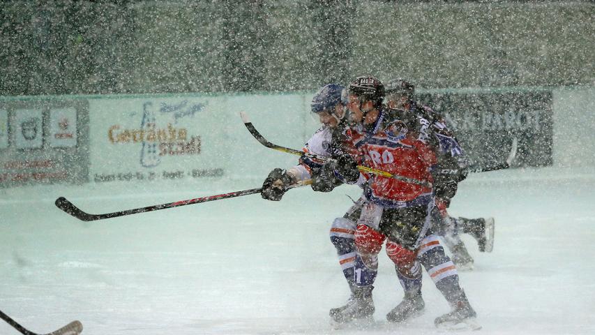 Wer blickt denn da noch durch? Bei Schneetreiben im Pegnitzer Eisstadion haben es Spieler, Fans und Fotografen nicht leicht - auch wenn die „Wintergames“ für Eishockey-Nostalgiker ihren Reiz haben.  