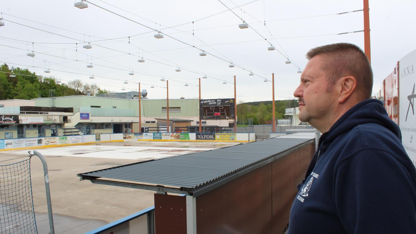 Mit ein bisschen Wehmut blickt Ralf Putzin von seinem alten Stammplatz auf die leere Eisfläche - die Spielerbänke versperren ihm dort nun die Sicht.
Mit ein bisschen Wehmut blickt Ralf Putzin von seinem alten Stammplatz auf die leere Eisfläche - die Spielerbänke versperren ihm dort nun die Sicht.