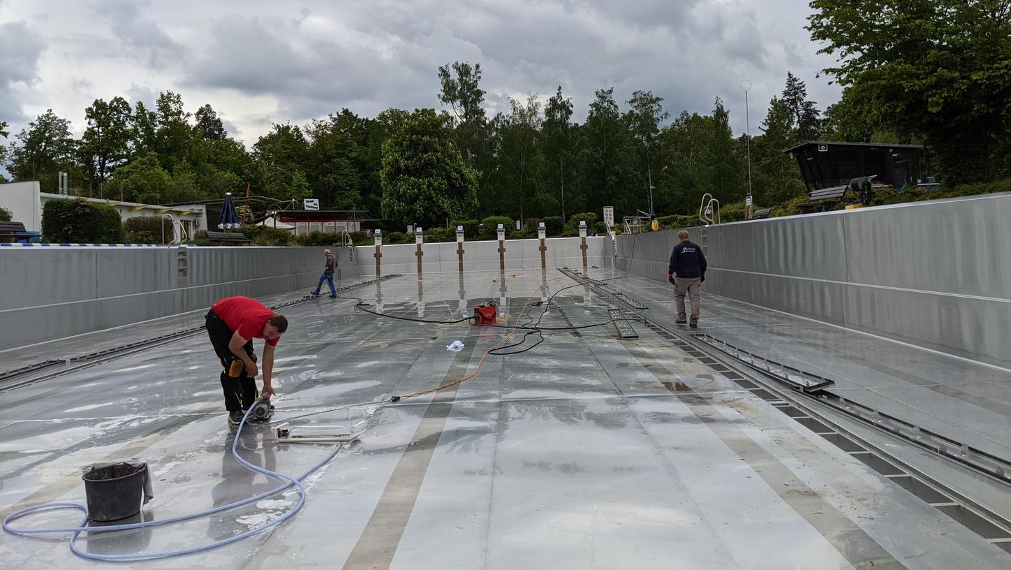 Baustelle Schwimmerbecken: Jede Naht im Edelstahl wurde genau untersucht. Mit Erfolg. Damit kommt die Öffnung des Parkbads in Sicht. Baustelle Schwimmerbecken: Jede Naht im Edelstahl wurde genau untersucht. Mit Erfolg. Damit kommt die Öffnung des Parkbads in Sicht.