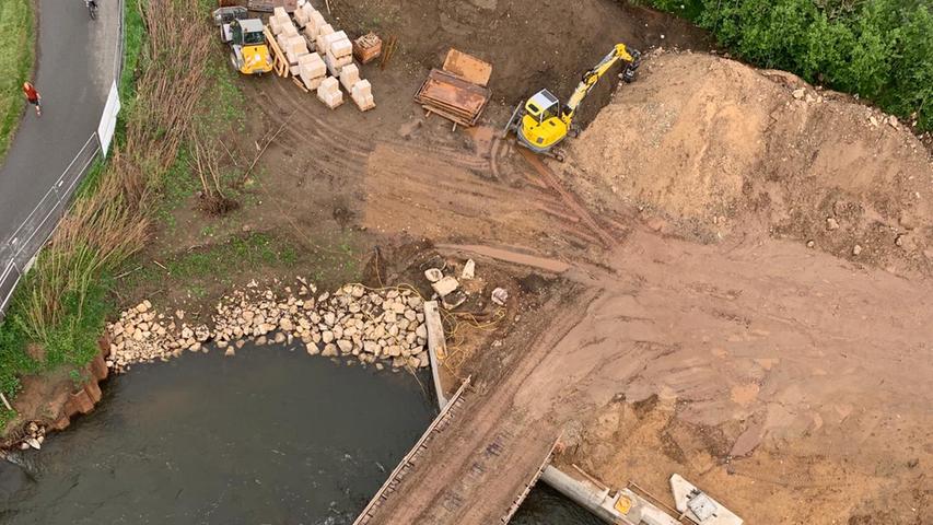 Die Surfer in Nürnberg und der Region können es kaum noch erwarten. Schon bald soll die stehende Welle am Fuchsloch in Betrieb gehen. Bei der Wellenanlage gibt es eine Lieferverzögerung von drei Wochen, weil ein Hydraulik-Aggregat gefehlt hat. Wer vorbeiläuft, kann die Bucht jedoch schon in ihrem Endzustand sehen.