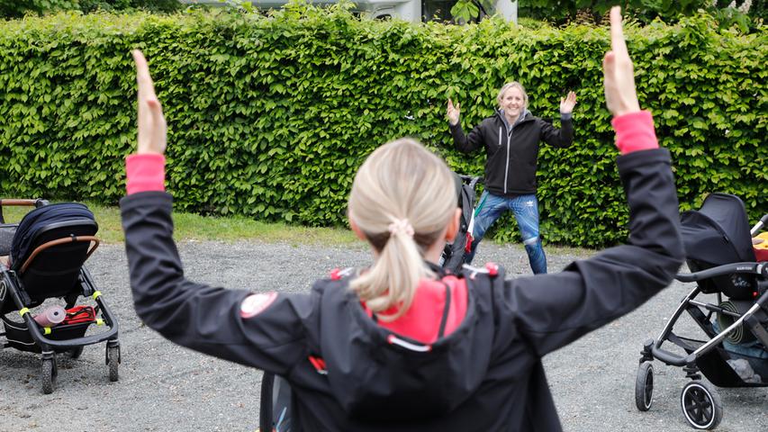 Warm-Up auf dem Parkplatz: Trainerin Sonja Panzer macht die Übungen vor.