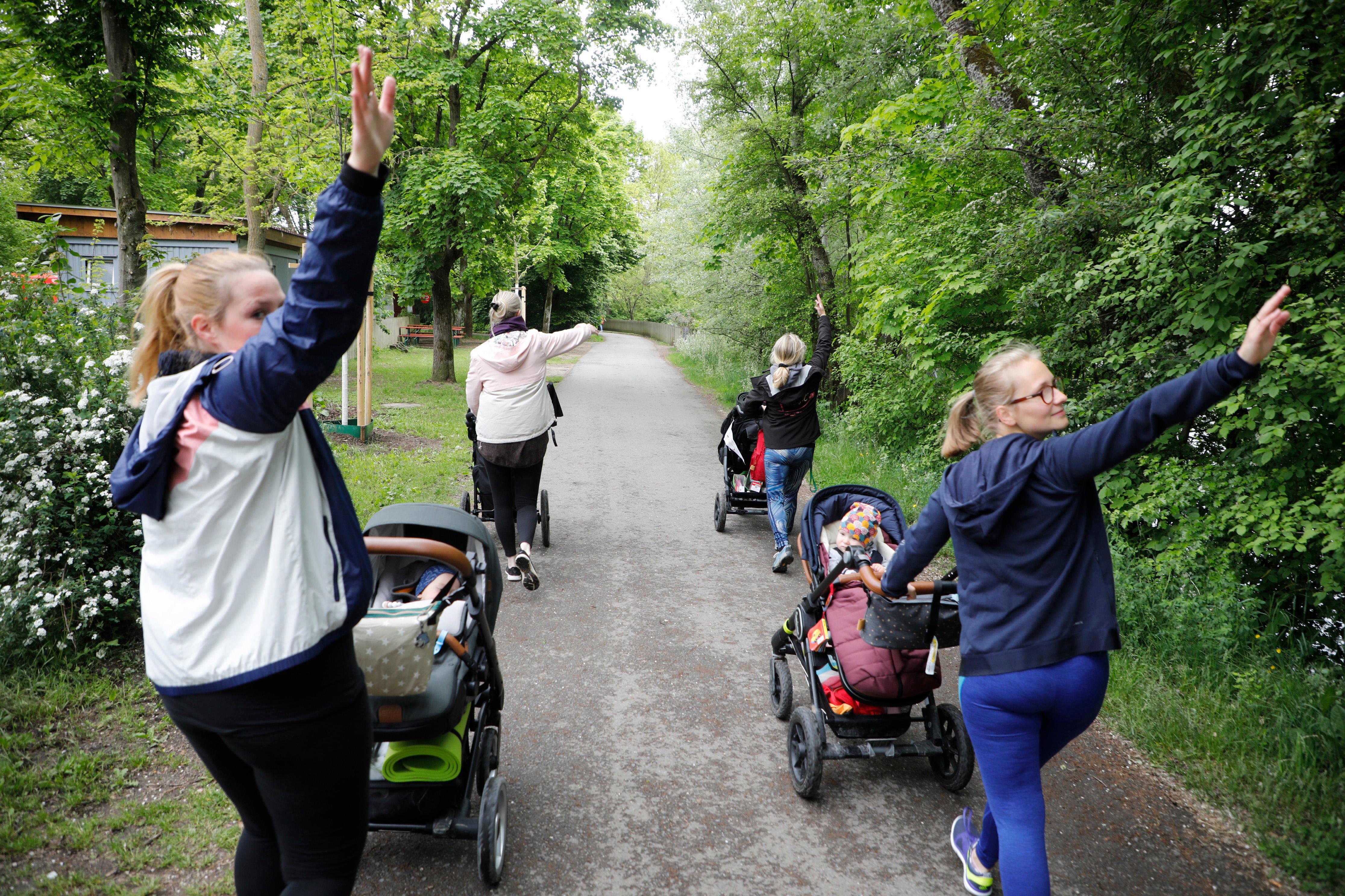 Arme hoch raus - der Rumpf muss aufgedehnt werden.