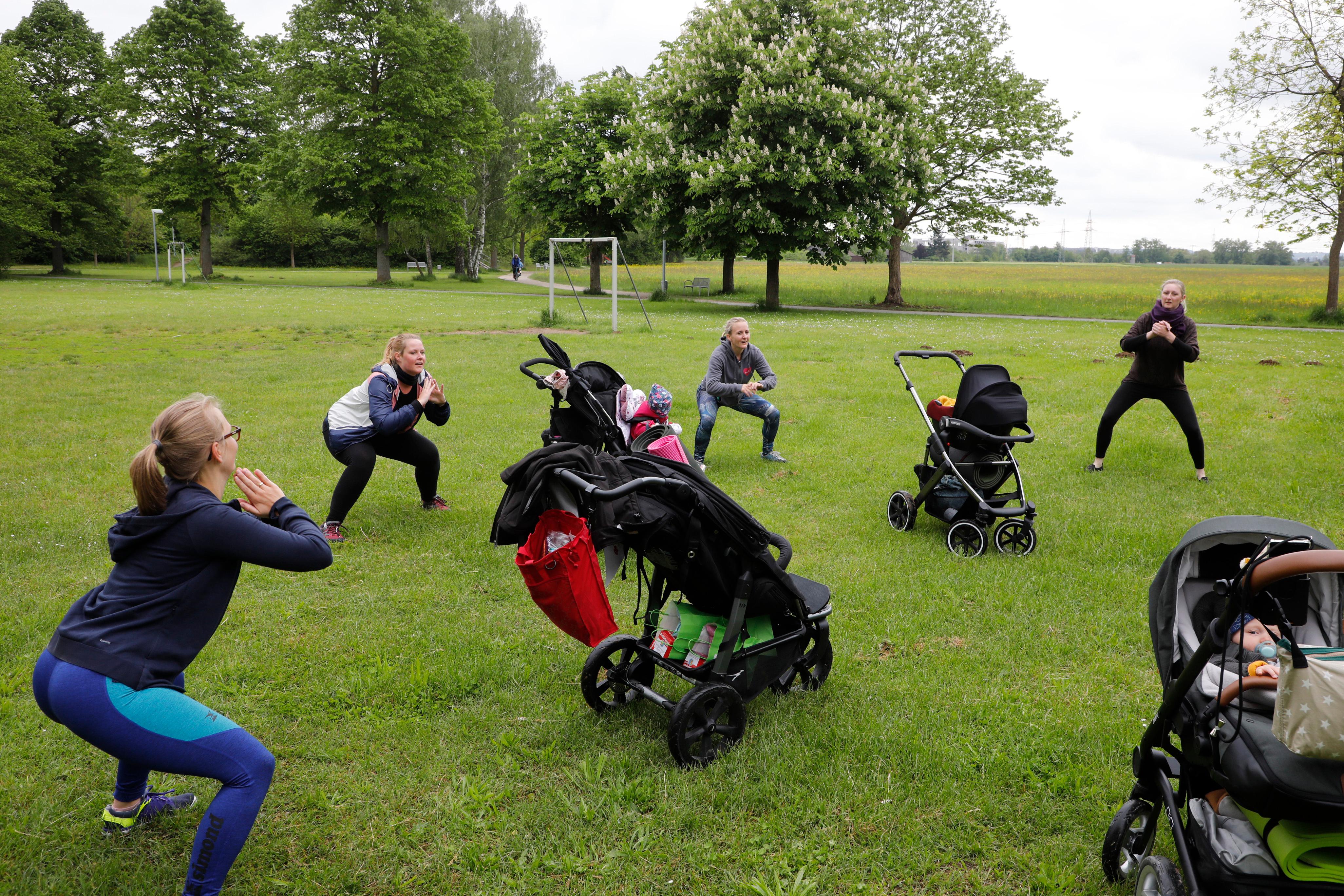 Zwischenstation auf einer Wiese: Nun geht es zunächst rund um die "Kinderwagenburg"...