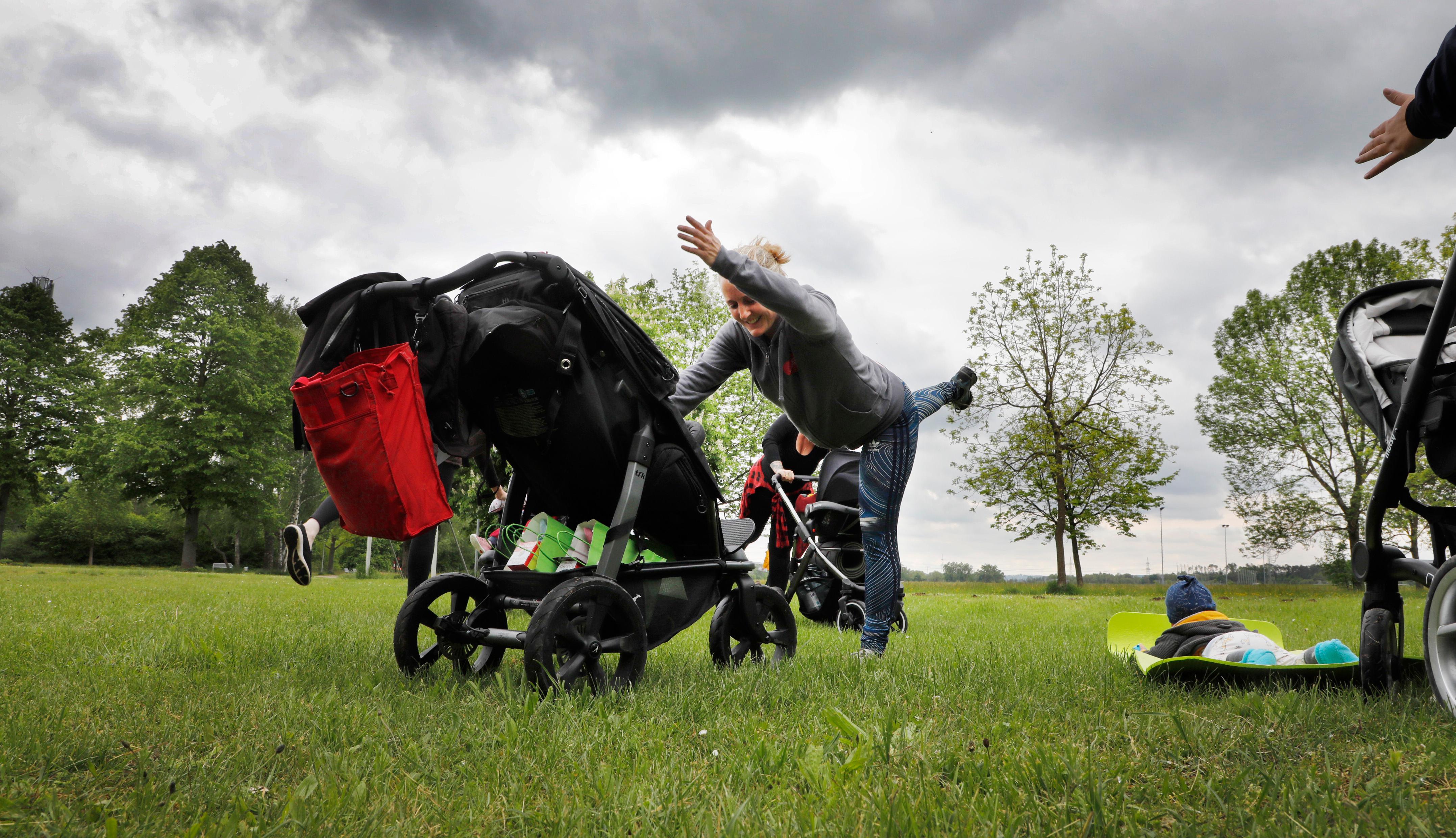 Durchstrecken, die Körpermitte kräftigen - das ist gerade nach der Schwangerschaft wichtig.