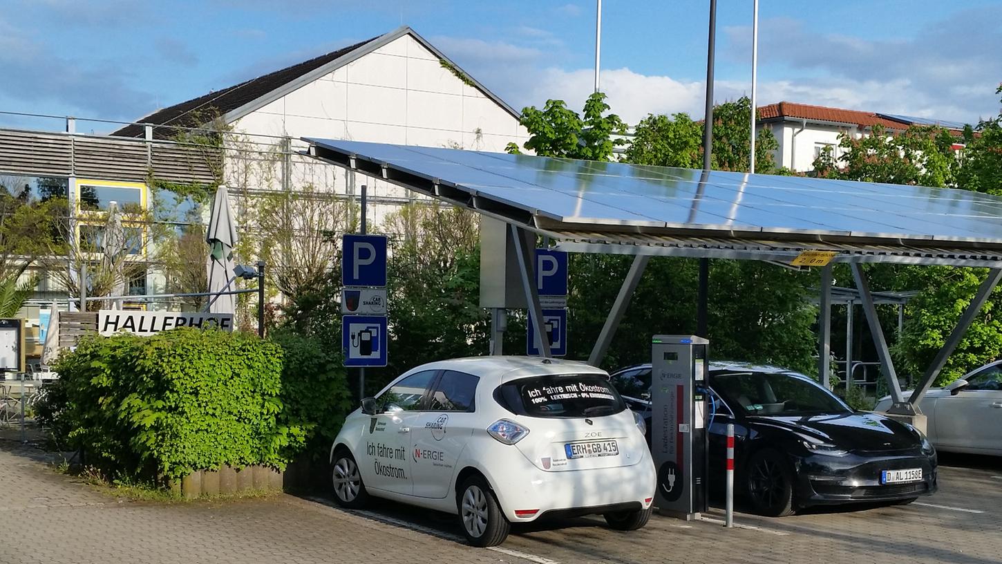 Der Platz für das kommunale Carsharing-Elektrofahrzeug (links) an der Solartankstelle am Hallerhof ist immer öfter von Privatfahrzeugen wie dem Tesla auf der rechten Seite blockiert. Foto: Helmut G. Bauerreis Der Platz für das kommunale Carsharing-Elektrofahrzeug (links) an der Solartankstelle am Hallerhof ist immer öfter von Privatfahrzeugen wie dem Tesla auf der rechten Seite blockiert. Foto: Helmut G. Bauerreis