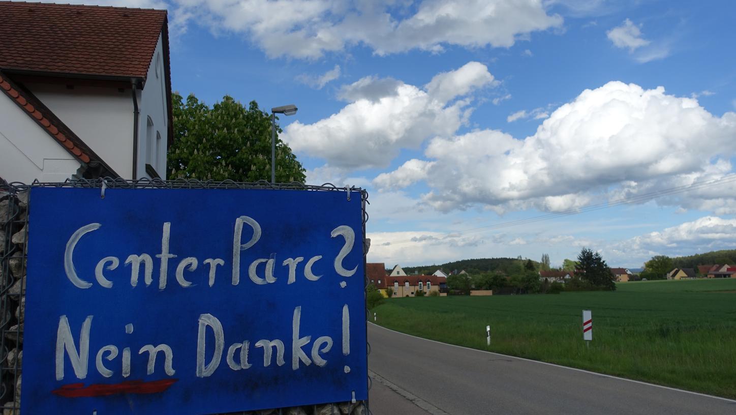 Der Widerstand gegen die Center-Parc-Pläne im Seenland drückt sich unter anderem in solchen Schildern aus.
Der Widerstand gegen die Center-Parc-Pläne im Seenland drückt sich unter anderem in solchen Schildern aus.