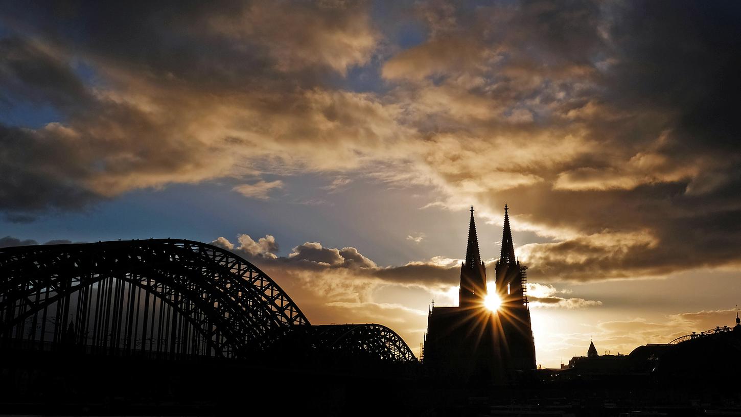 Wolken ziehen während Sonnenuntergangs über den Dom in Köln hinweg. Papst Franziskus hat eine Überprüfung des Erzbistums Köln von Kardinal Woelki angeordnet. 