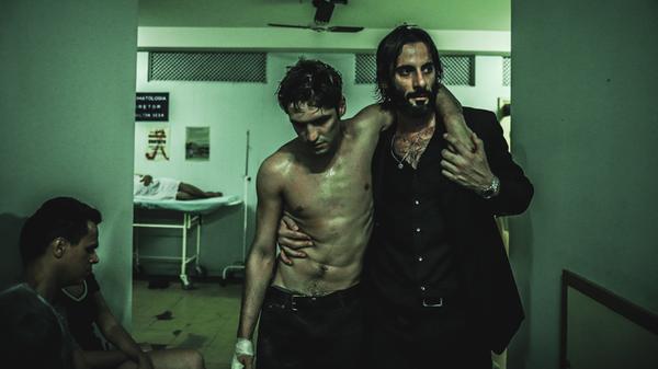 Diese neue Serie beruht auf wahren Begebenheiten und spielt sich vor der Kulisse Rio de Janeiros ab. Die achtteilige Crime-Reihe erzählt eine komplizierte Familiengeschichte, denn während Vater Victor auf Seiten der Polizei kämpft, schwingt sich Sohn Pedro zum Anführer einer Drogenbande auf. Dom läuft ab 4. Juni bei Prime Video.