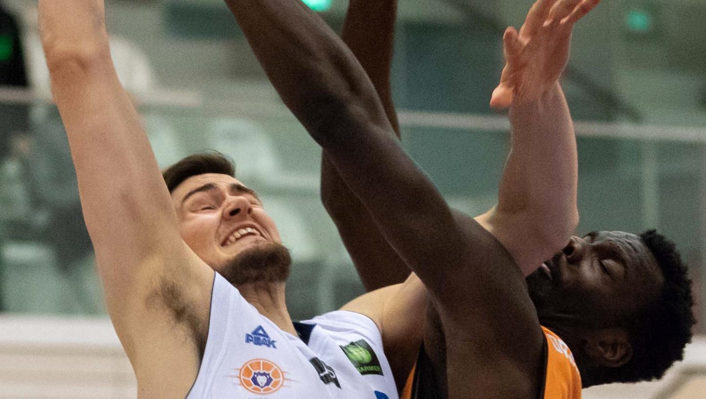 Verbissene Arbeit unter dem Korb: Hier versucht sich 2,12-Meter-Mann Leo Saffer (links) gegen Nat-Sidi Diallo von der Orange Academy Ulm durchzusetzen.
Verbissene Arbeit unter dem Korb: Hier versucht sich 2,12-Meter-Mann Leo Saffer (links) gegen Nat-Sidi Diallo von der Orange Academy Ulm durchzusetzen.
