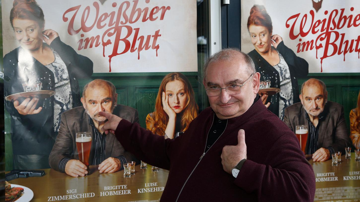 Mit "Weißbier im Blut" geht der Daumen nach oben: Siggi Zimmerschied bei der Premiere des bayerischen Krimidramas im Cinecitta.