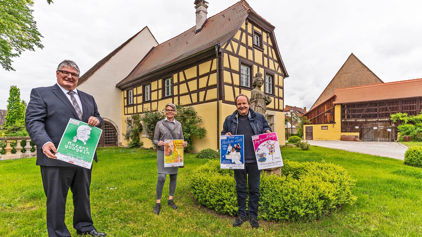 Sparkassenvorstand Walter Paulus-Rohmer als Sponsorenvertreter, Organisatorin Jutta Köhler (Stadträtin FW) und Theatersommer-Intendant Jan Burdinski (v. li.) stellten das Theater-Programm 2021 für den Adelsdorfer Schlosshof vor.