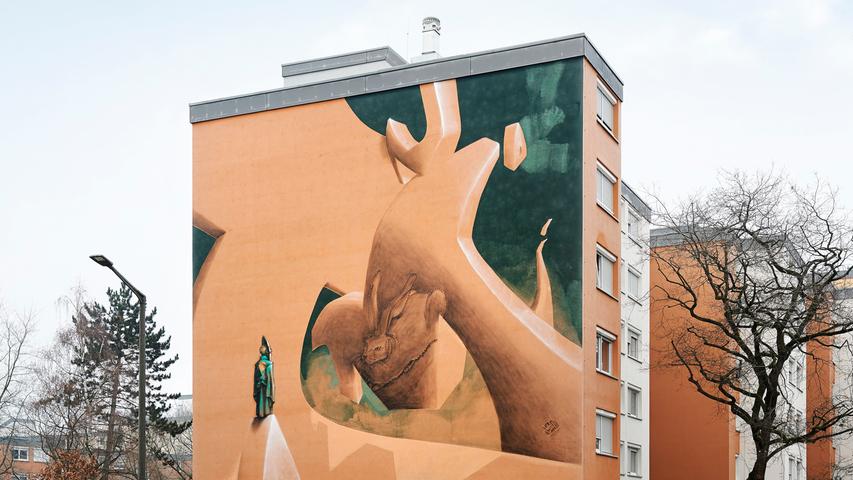 Der Münchner Künstler Loomit aka Matthias Köhler gilt als der wichtigste Graffitikünstler im deutschsprachigen Raum. Er ist bereits seit 1983 aktiv und zählt zur ersten Generation der europäischen Urban-Art. Seine Gestaltungen bewegen sich leichtfüßig zwischen Muralismus, Streetart und Stylewriting. Loomits Motive beziehen sich meist auf die Orte der Bemalungen, wie hier mit seinen Bezügen zu Nürnbergs berühmtesten Sohn Albrecht Dürer
