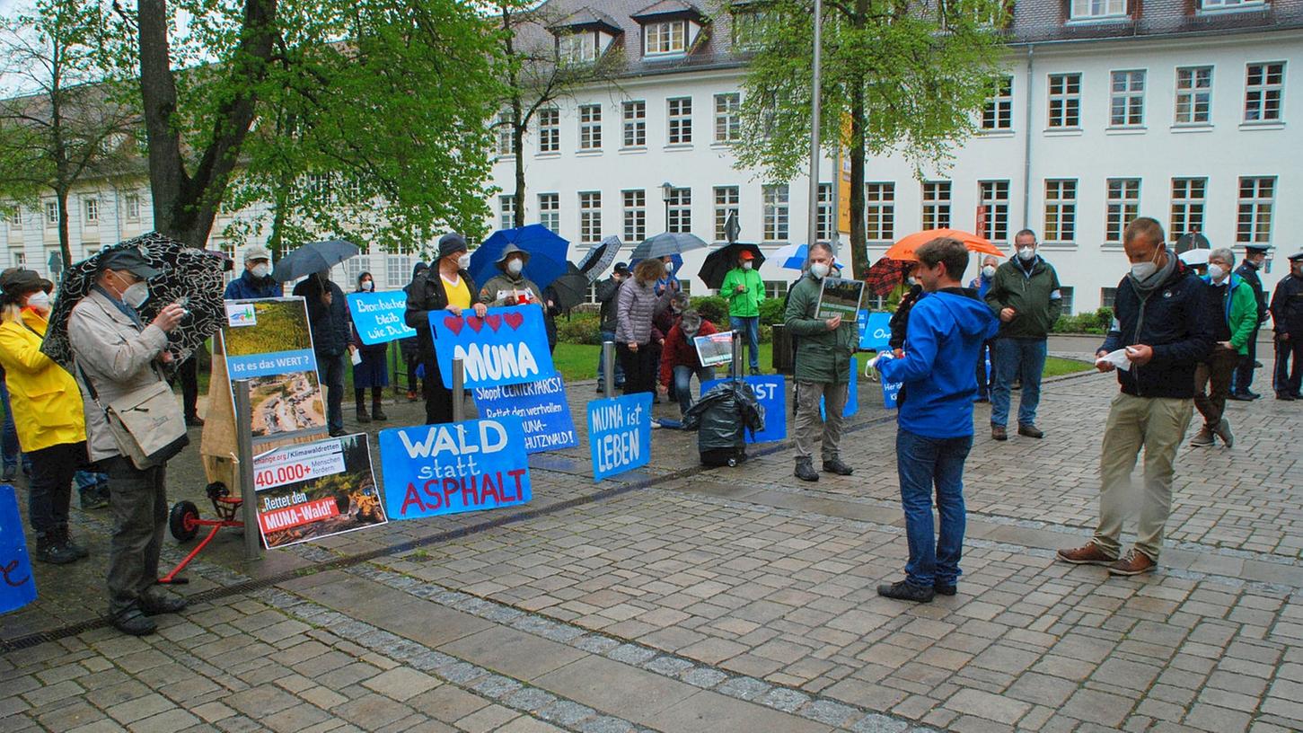 Gegen das Vorhaben von Center Parcs haben Gegner des Projekts, wie hier vor einer Sitzung des mittelfränkischen Bezirkstags in Triesdorf, immer wieder demonstriert.
