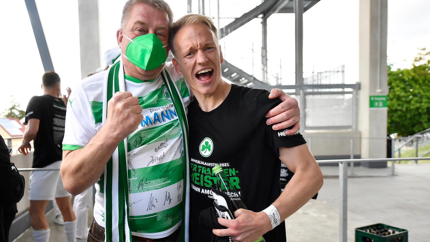 Jubel mit Havard Nielsen: Thomas Sommer (links) trug am letzten Spieltag ein Trikot mit allen Unterschriften der Aufstiegshelden.