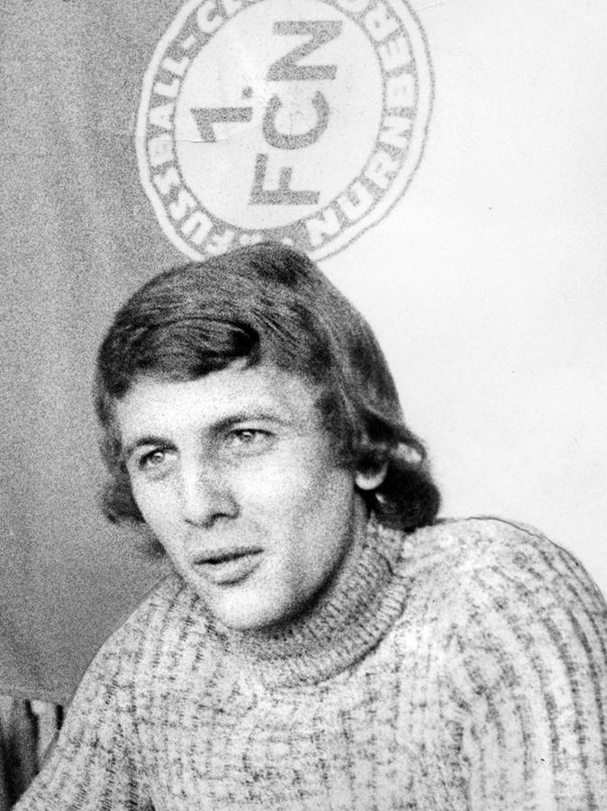 Musste die Düsseldorfer Überlegenheit an diesem Pfingssonntag anerkennen: Dieter Nüssing, hier im Jahr 1973 unter der Club-Fahne. 