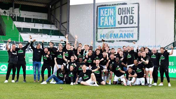 Nach dem Aufstieg in die Bundesliga hätte sich die ganze Mannschaft eine Eins mit Sternchen verdient. Wir vergeben allerdings etwas differenzierter die Noten. Jubeln aber dürfen alle, wie hier beim Teamfoto nach dem Finalspiel gegen Düsseldorf.