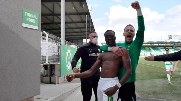 Der beste Joker der zweiten Liga. Kam aus der Bayernliga, war eigentlich erst für die zweite Mannschaft eingeplant, hat dann alle überrascht. Kommt in seiner ersten Profi-Saison auf 29 Einsätze, erzielte dabei sieben Tore. Eins davon geht in die Vereinsgeschichte ein - das 3:2 gegen Düsseldorf und damit der sichere direkte Aufstieg ist sein verwandelter Konter. Danach auch eindrucksvoll bewiesen, dass er es mit jedem Oberkörper-Model aufnehmen könnte. Und: Aufsteiger. Note: 2