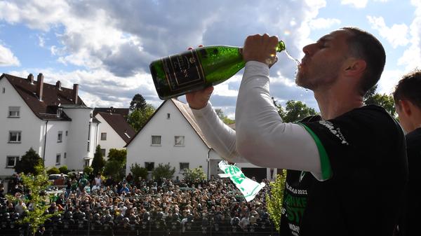 Der Kapitän, der Anführer, der wichtigste Offensivspieler des Teams. Entledigte sich in der Rückrunde endgültig seinem alten Makel, zu oft kopflos ins Dribbling zu gehen. Eiskalt vor dem Tor. 16 Treffer erzielt - nur zwei haben in der zweiten Liga öfter eingenetzt - und neunmal aufgelegt. Besonders im Saisonfinale zur Stelle, in den letzten sieben Spielen der Runde immer an mindestens einem Tor beteiligt. Der Spieler mit dem Doppel-Sternchen. Und: Aufsteiger. Note: 1