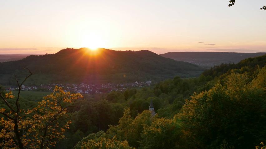 Diesen wunderschönen Sonnenuntergang am Walberla hat Martin Leipert vom Ortsspitzer Burgstein aus eingefangen.