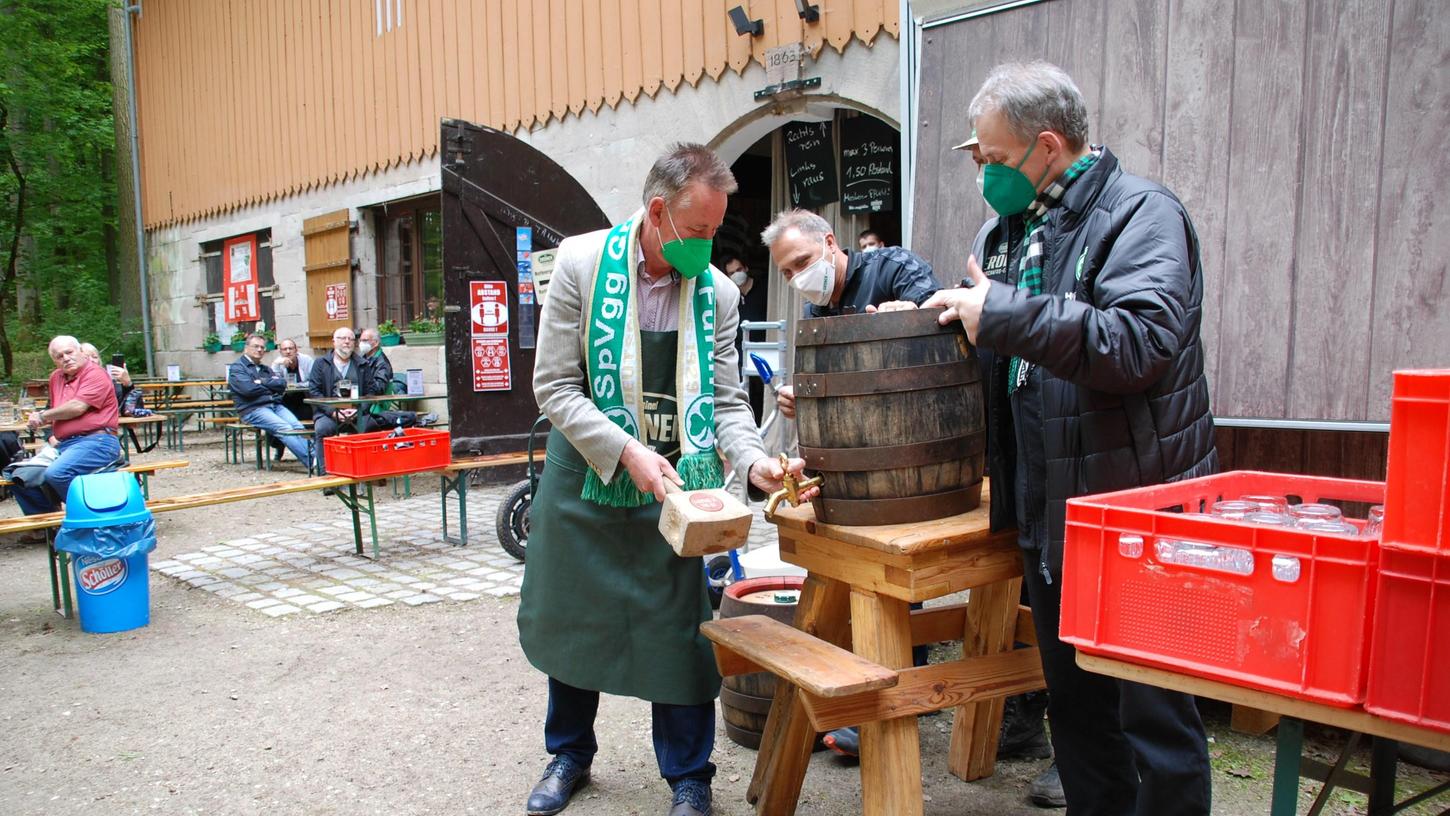 Start im Felsenkeller: Oberbürgermeister Thomas Jung durfte das erste Fass anstechen. Wirtschaftsreferent Horst Müller assistierte.