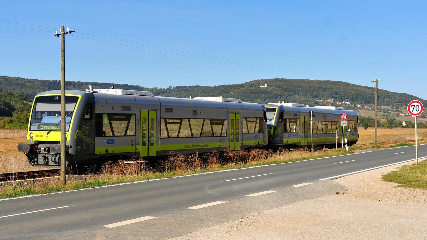 Sie soll mit dichterem Takt zwischen Forchheim und Ebermannstadt und darüber hinaus bis in die Fränkische Schweiz fahren: die Wiesenttalbahn.
Sie soll mit dichterem Takt zwischen Forchheim und Ebermannstadt und darüber hinaus bis in die Fränkische Schweiz fahren: die Wiesenttalbahn.