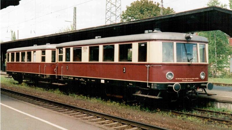 Am 5. Mai 2002 stand im Bahnhof Forchheim ein Triebwagen in klassischer DRG-Lackierung als Sonderzug.
Am 5. Mai 2002 stand im Bahnhof Forchheim ein Triebwagen in klassischer DRG-Lackierung als Sonderzug.