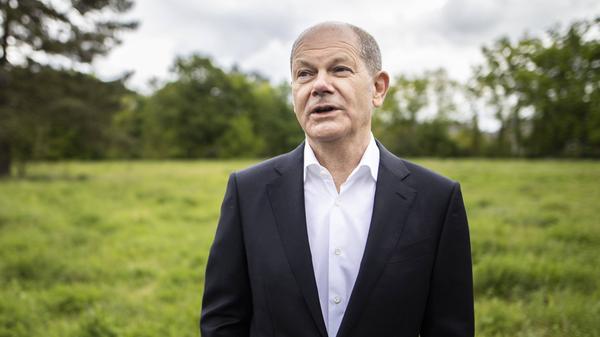 Olaf Scholz lebt mit seiner Frau Britta in Potsdam, dort hat er auch seinen Wahlkreis. Diesen gewann er als Direktkandidat mit 34 Prozent und deutlichem Vorsprung für sich. Auf dem zweiten Platz landete mit 18,8 Prozent Annalena Baerbock, die Kanzlerkandidatin der Grünen.