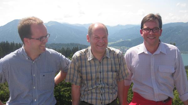 Durch seine Frau Britta wurde Olaf Scholz sportlich: Er hasste früher den Schulsport, geht jetzt aber gerne Joggen, Rudern, Radfahren und - wie hier mit den bayerischen Parteigenossen Florian Pronold (rechts) und Markus Rinderspacher (links) - zum Wandern. Ein weiteres Hobby ist Lesen.