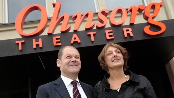 Bereits Mitte der 1980er Jahre lernte der Jurist seine Frau Britta kennen. Das Paar heiratete 1998, blieb aber kinderlos. Ehefrau Britta Ernst ist seit 2017 Bildungsministerin in Brandenburg.