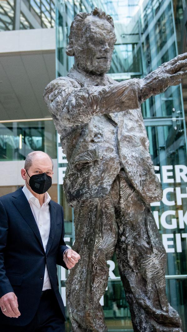 Helmut Schmidt und Willy Brandt hatten Scholz´ Eltern begeistert. Schmidt prägte daher auch den Junior und ermunterte ihn, sich politisch zu engagieren.