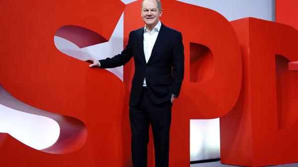 Olaf Scholz wurde am 14. Juni 1958 in Osnabrück geboren und wuchs mit seinen beiden Brüdern Jens und Ingo in Hamburg-Rahlstedt auf. Sein Großvater war Eisenbahner, seine Eltern arbeiteten in der Textilwirtschaft. Ab 2017 war er Vizekanzler und Bundesfinanzminister in der Großen Koalition. Nach der Bundestagswahl 2021 reichten ihm 25,7 Prozent der Stimmen für eine Ampel-Koalition mit FDP und Grünen, nun steht er als neunter Bundeskanzler fest.