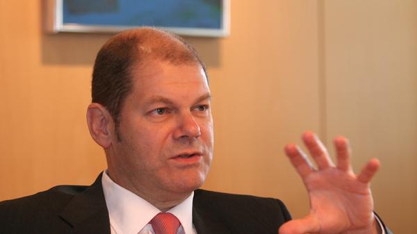 Scholz studierte in Hamburg Rechtswissenschaften und arbeitete Ende der 1980er Jahre als Anwalt für Arbeitsrecht. Er widmete sich vor allem Kündigungsschutzklagen. Während der Wiedervereinigung beriet er Betriebsräte in den Verhandlungen mit der Treuhand-Gesellschaft.