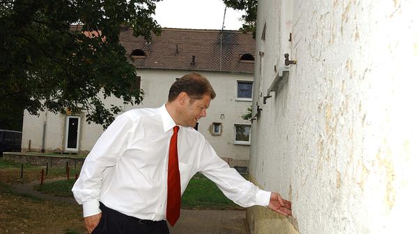 Mit 17 trat Olaf Scholz der SPD bei - sein Engagement hatte viel mit der Einstellung seiner Eltern zu tun. So wollte er schon immer Partei für Gerechtigkeit ergreifen, was seiner Meinung nach nur bei den Sozialdemokraten möglich war. 1982 bis 1988 war Scholz Bundesvorsitzender der Jusos. 1998 holte er sich im Wahlkreis Hamburg-Altona sein Bundestagsmandat, 2001 wurde er Innensenator in Hamburg und 2005 parlamentarischer Geschäftsführer der SPD-Bundestagsfraktion.