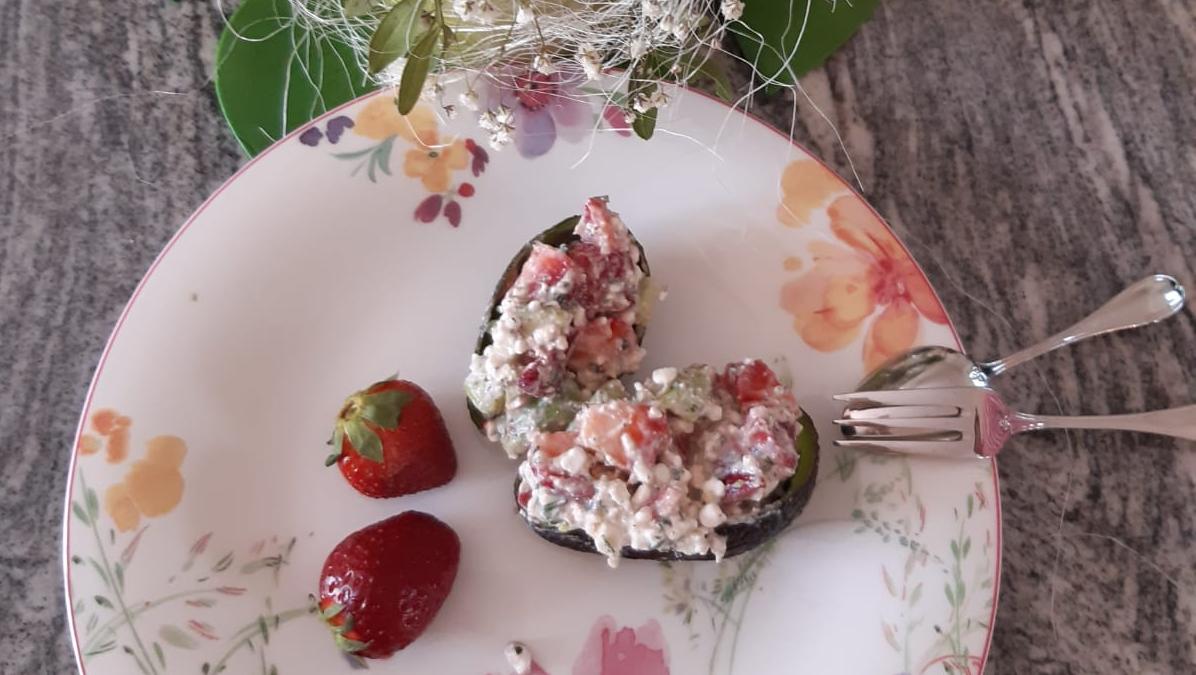 Leckeres Rezept für den Sommer: Erdbeeren mit Avocado