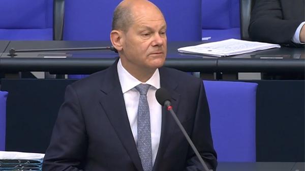 Olaf Scholz hat übrigens auch einen Spitznamen: "Scholz-o-Mat". Der Vergleich mit dem "Wahl-o-Mat" hat den Grund, dass Scholz eigentlich immer gleich daherkommt: mit ausdrucksloser Miene, eher kompliziertem, behördenähnlichem Satzbau und einem Humor, der nur ganz selten hervorblitzt - als wäre er ein sprechender Computer und kein Mensch. Er sei niemand, „der in der Politik besonders emotional unterwegs ist“, sagte er einmal über sich selbst. Dieses Bild von sich zeigte er auch im Wahlkampf - den Bürgerinnen und Bürgern gefiel das offenbar.